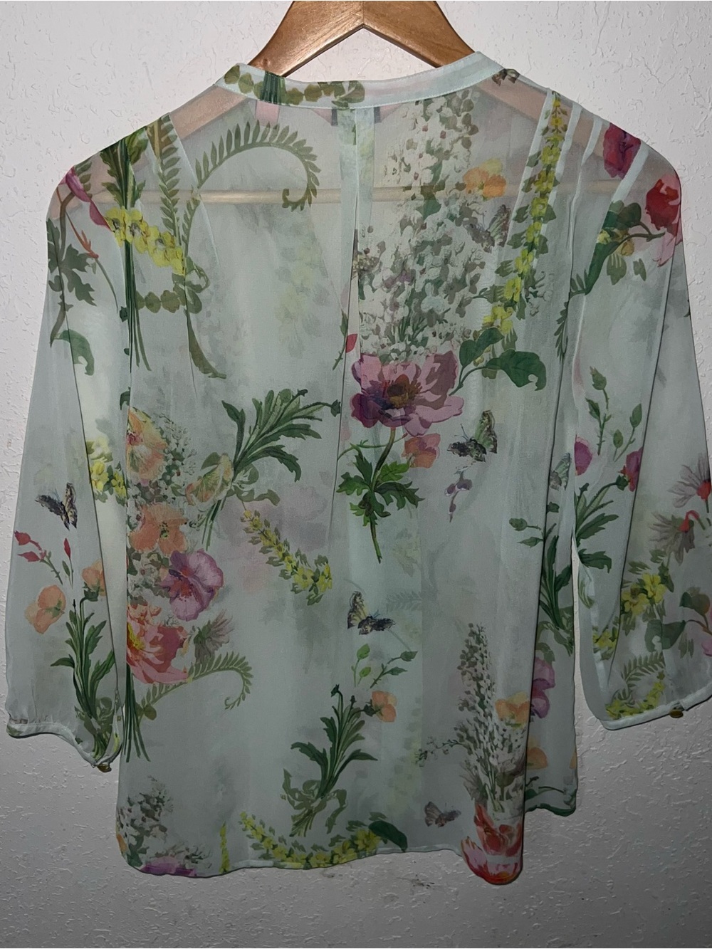 Ted Baker sheer light green floral print button-down blouse size Medium. - Picture 6 of 7